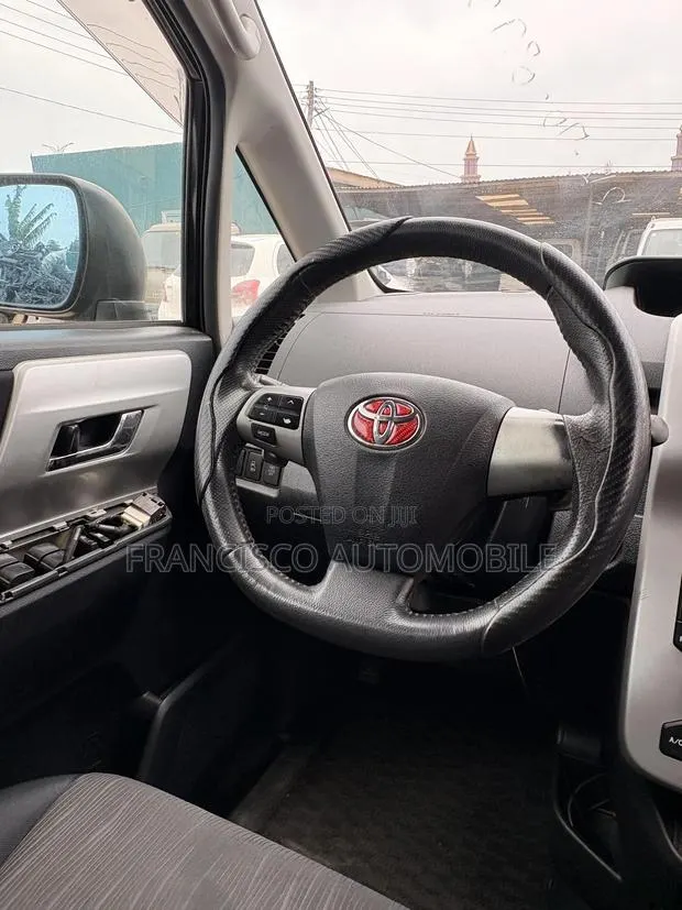 Toyota Voxy 2013 Black · Photo 1