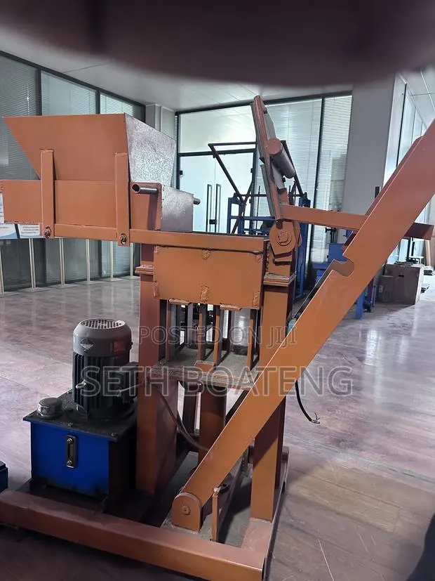 Hydraulic Clay and Bricks Making Machine for Quick Sale · Photo 1