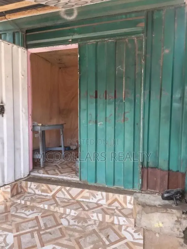 Container for Rent, 400 a Month, Kaneshie · Photo 1
