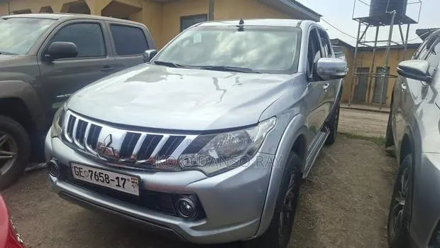 Mitsubishi L200 Double Cab 2.4 154hp 4WD 2017 Silver · Photo 1