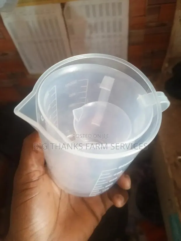 Plain Measuring Cups, Different Sizes · Photo 1