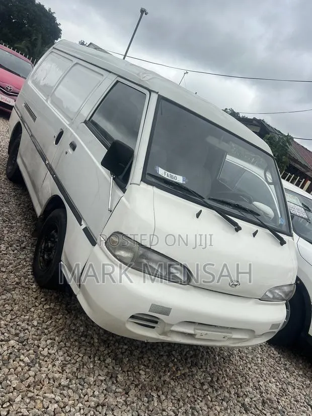 Hyundai H-100 2002 White · Photo 1