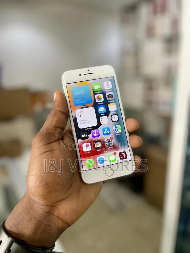 Apple iPhone 7 32 GB Silver · Photo 1