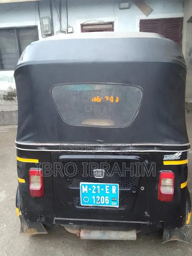 Bajaj RE 2021 Black · Photo 1