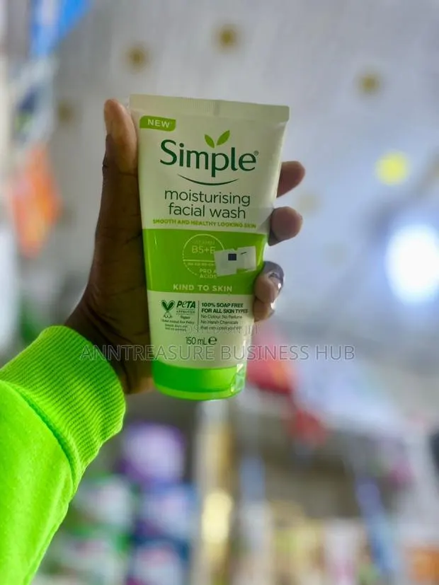 Simple Moisturizing Facial Wash · Photo 1