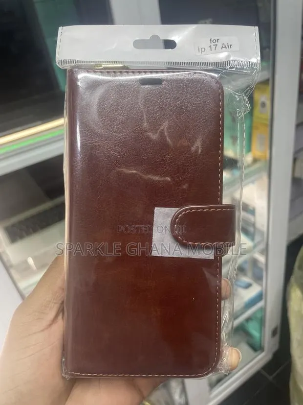 iPhone 17 Air Leather Case · Photo 1