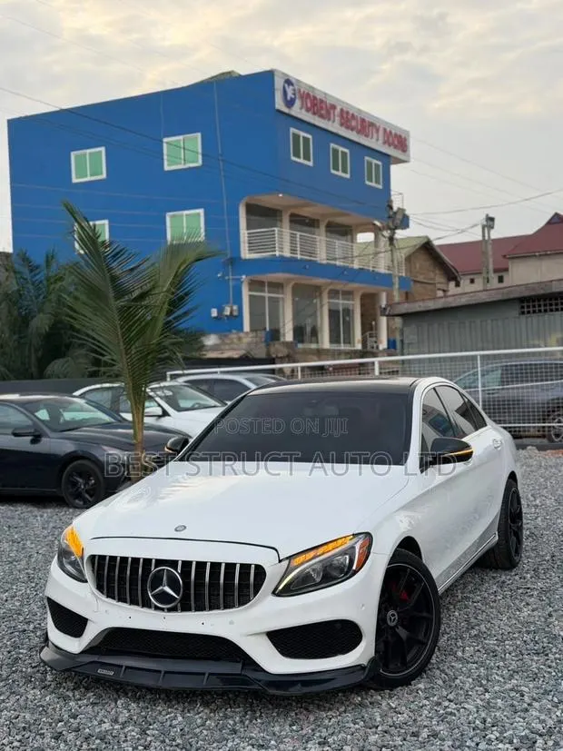 Mercedes-Benz C300 Luxury 4matic Sedan AWD (2.0L 4cyl 7A) 2017 White · Photo 1