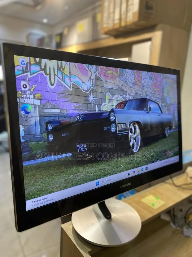 Samsung QHD Series 9, 27 Inch Gaming Monitor · Photo 1