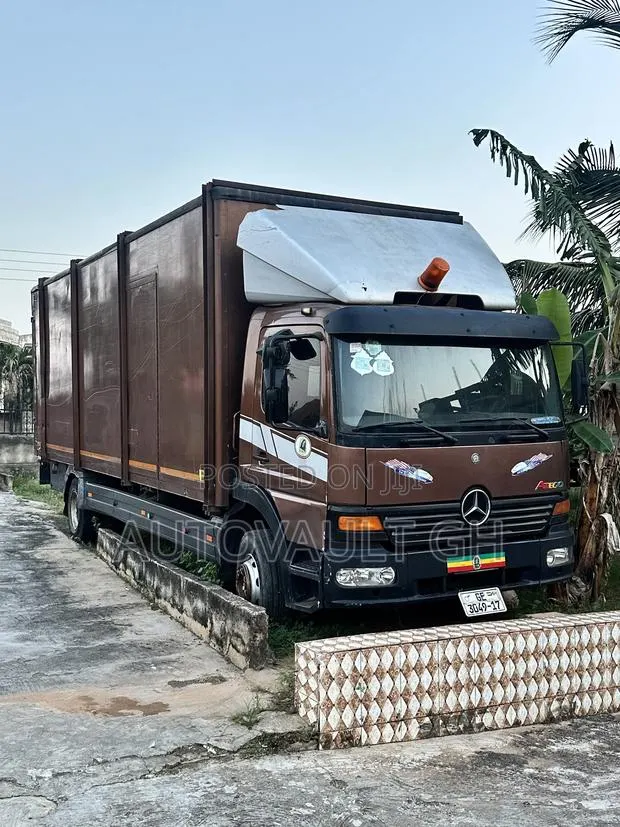 Mercedes-Benz Atego Box Truck · Photo 1