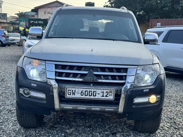 Mitsubishi Pajero 2012 Gray · Photo 1