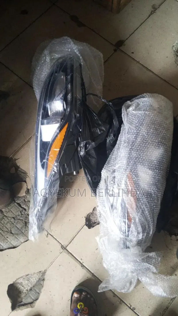 Hyundai Tucson 2015 Head Light (Pair) · Photo 1