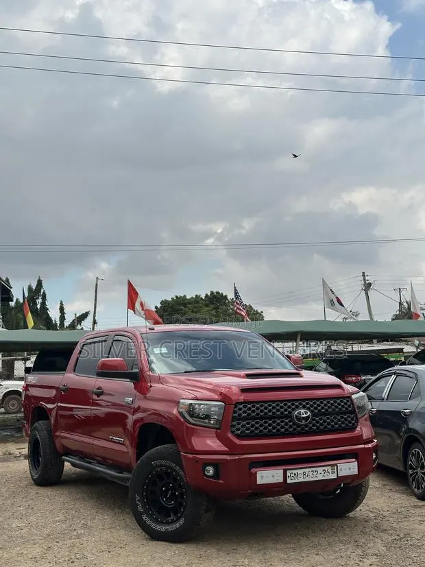 Toyota Tundra Platinum 5.7L V8 4x4 CrewMax 5.6 ft. box 145.7 in. WB Red · Photo 1
