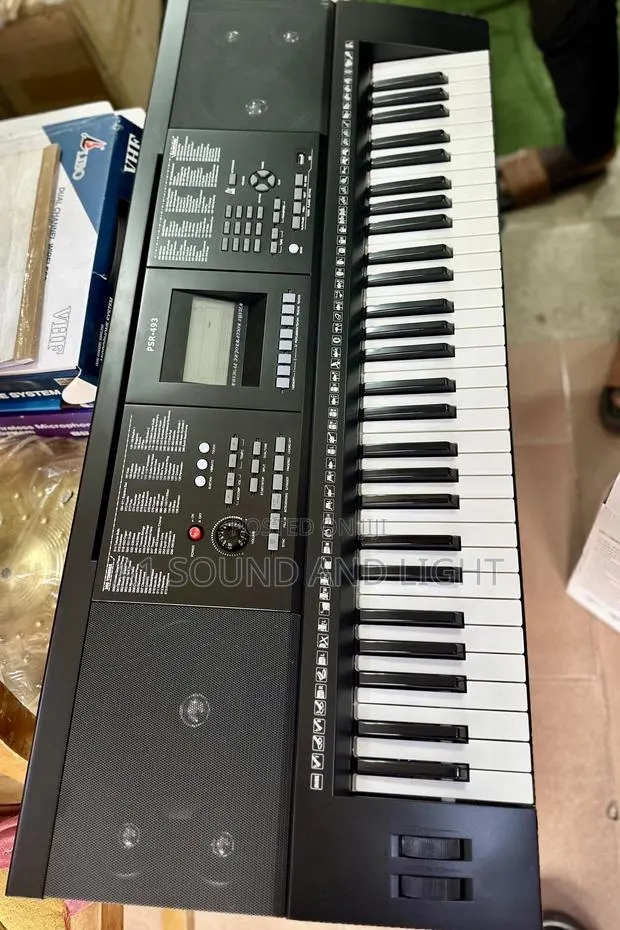 PSR 493 Portable Keyboard · Photo 1