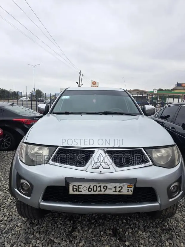 Mitsubishi L200 2012 Silver · Photo 1