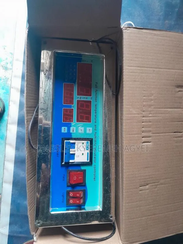 Incubator Controller XM 18D · Photo 1