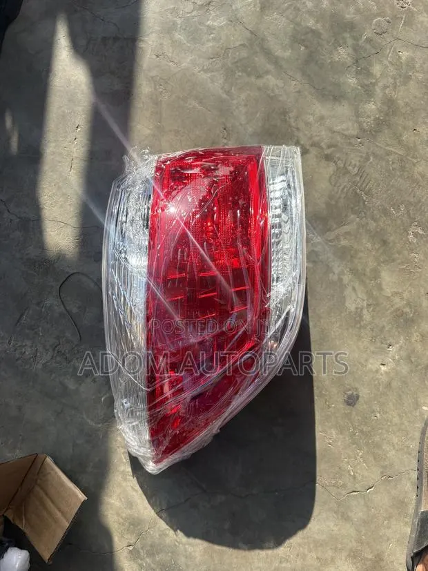 Toyota Highlander Taillight 2011 2012 2013 · Photo 1