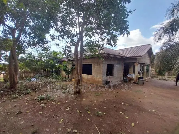 6bdrm House in Achiase Main Road, Kumasi Metropolitan for sale · Photo 1