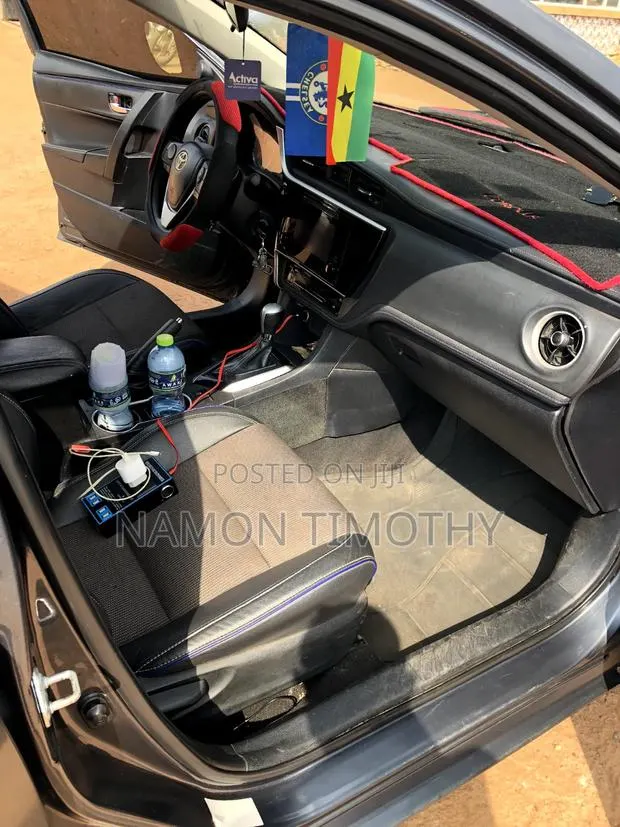 Toyota Corolla SE (1.8L 4cyl 6M) 2018 Gray · Photo 1