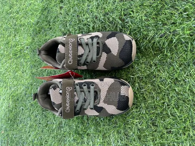 Kids Sneakers · Photo 2