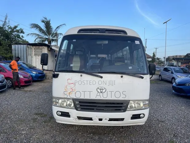 Toyota Coaster 2006 White · Photo 1
