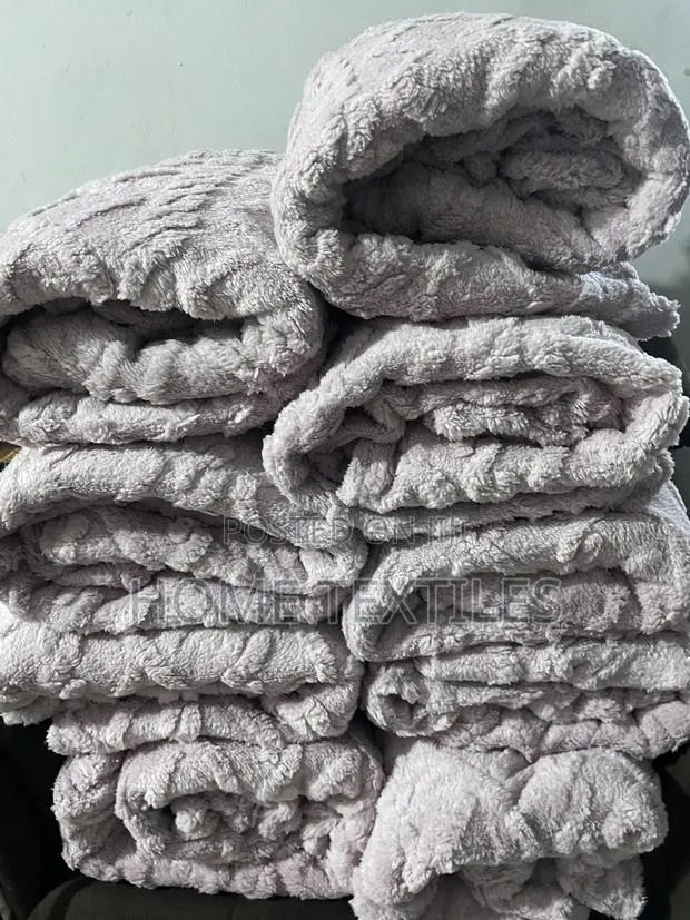 Grey Blanket With 2 Pillowcases · Photo 1