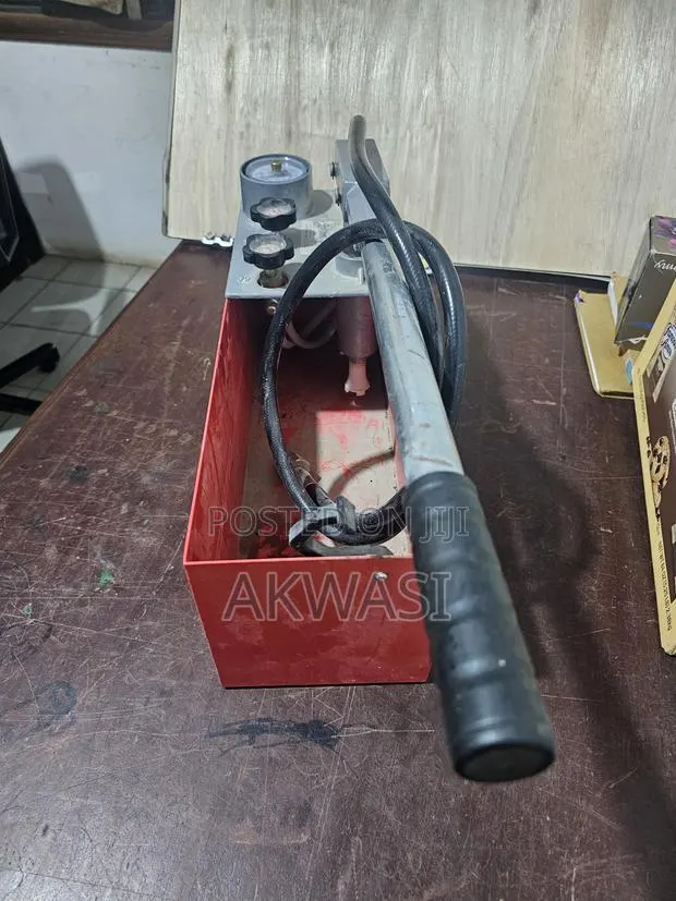 Manual Water Pressure Testing Pump · Photo 1