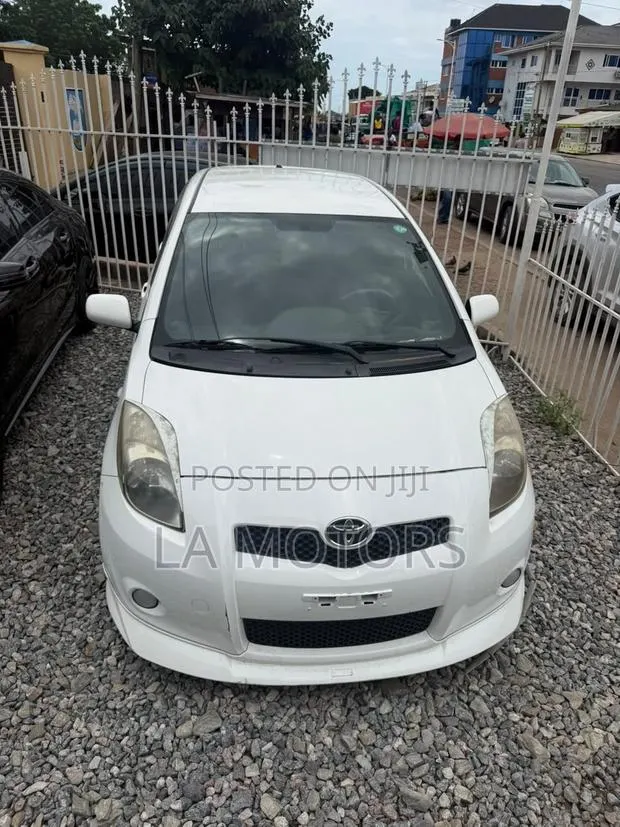 Toyota Vitz 2010 White · Photo 1