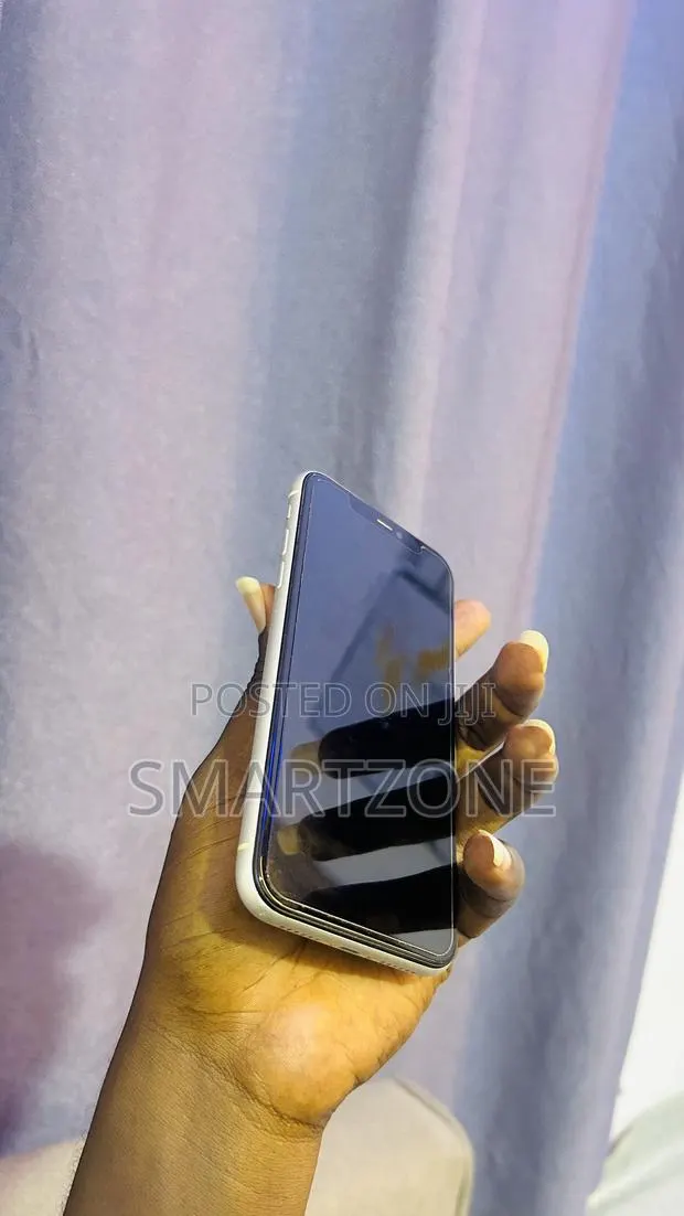 Apple iPhone 11 128 GB White · Photo 1