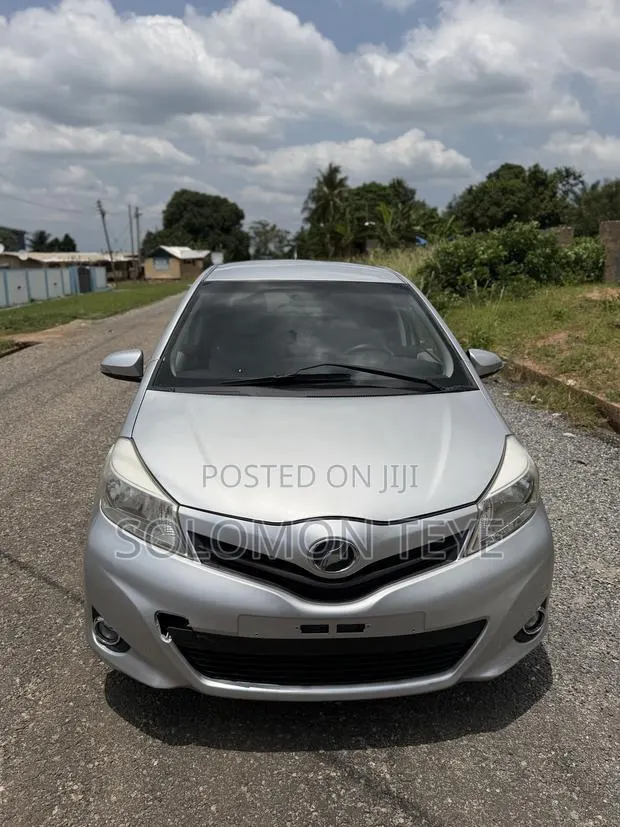 Toyota Vitz 1.3 FWD 5dr 2012 Gray · Photo 1