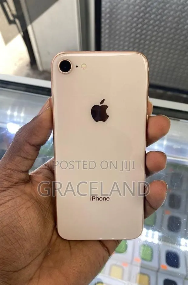 Apple iPhone 8 64 GB Gold · Photo 1