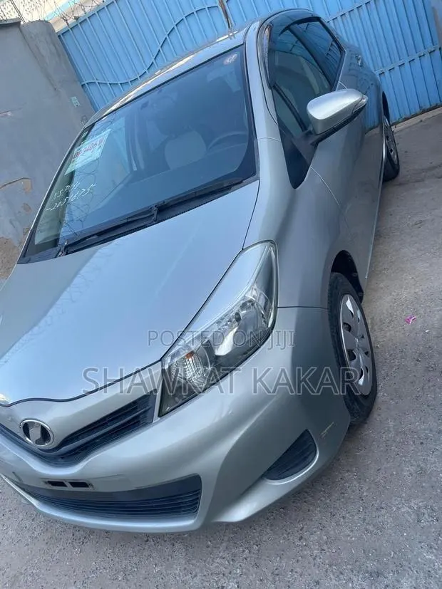 Toyota Vitz 1.3 AWD 3dr 2011 Silver · Photo 1
