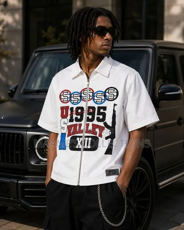 Men's Minimalist Graphic Print Short Sleeve Cropped Shirt · Photo 1