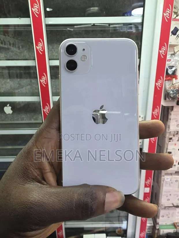 Apple iPhone 11 128 GB White · Photo 1