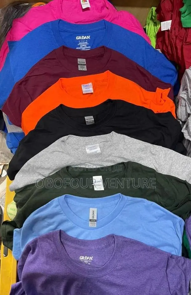 Gildan Unisex T Shirts. · Photo 1