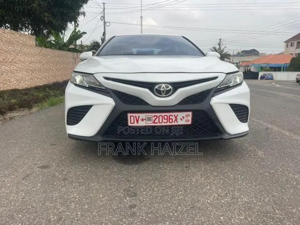 Toyota Camry 2019 White · Photo 1
