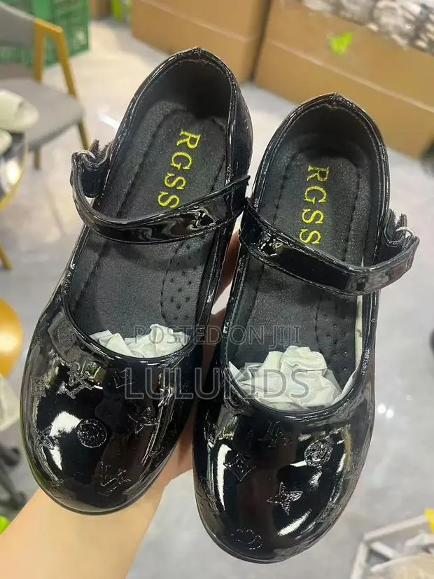 Black Shoe · Photo 1