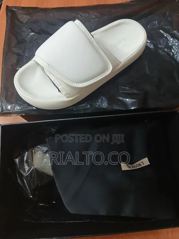 Yeezy Season 7 Nylon Padded Slides · Photo 1