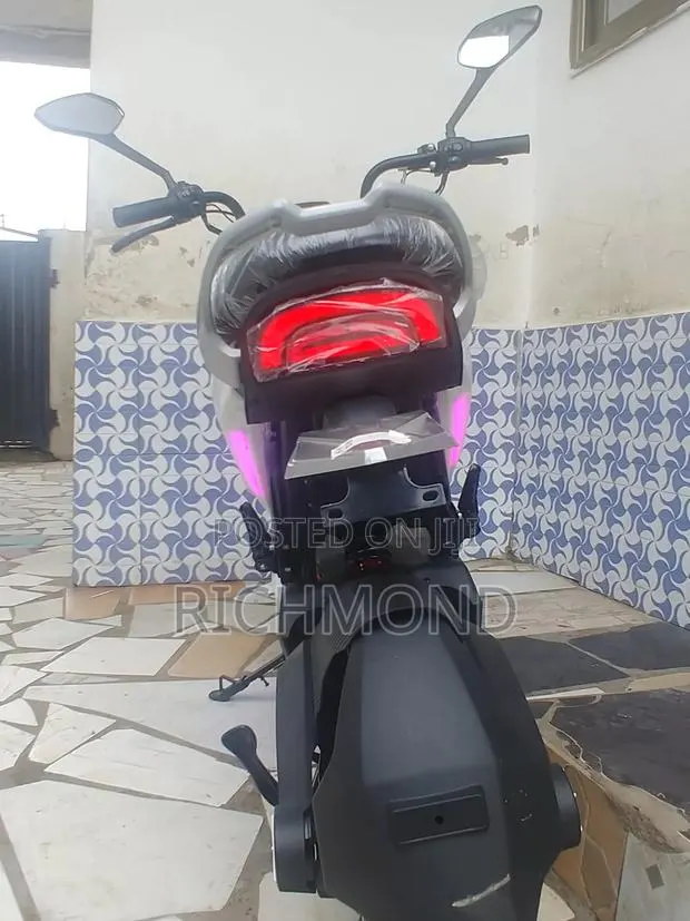 Motorcycle 2026 White · Photo 2