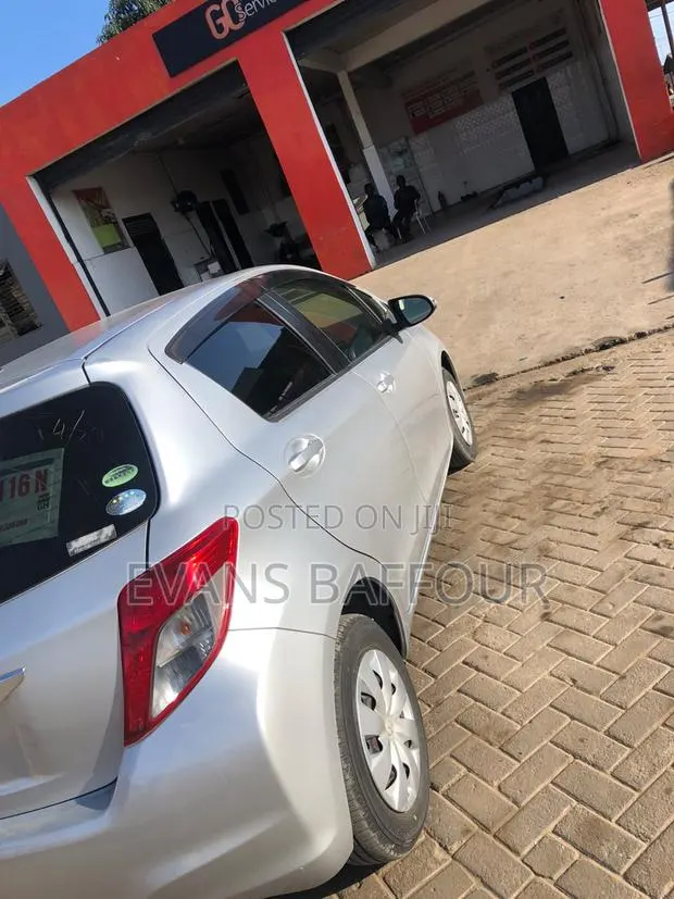 Toyota Vitz 1.0 FWD 5dr 2013 Silver · Photo 1