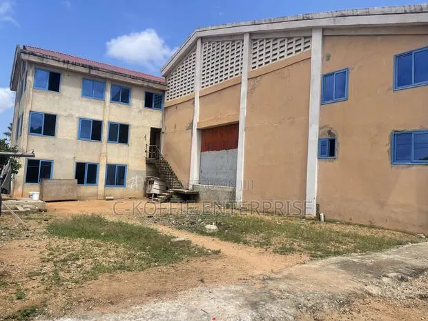 1200sqm Warehouse at Mile 7 for Rent · Photo 1