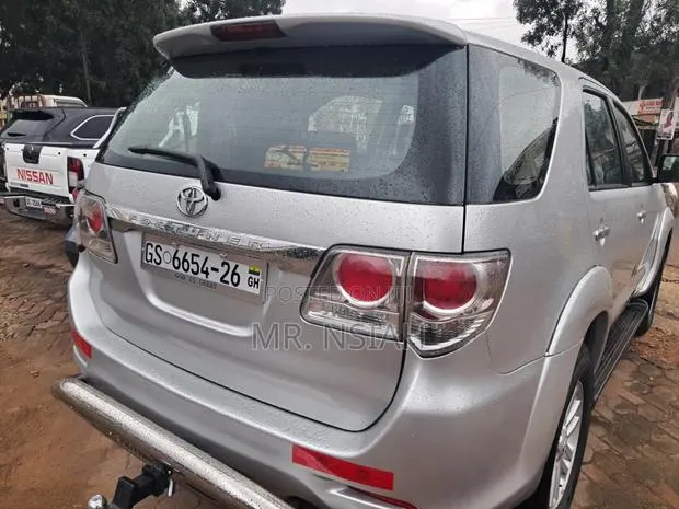Toyota Fortuner 2012 Silver · Photo 1