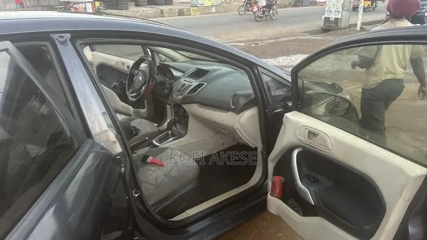 Ford Fiesta SE Hatchback 2012 Gray · Photo 1