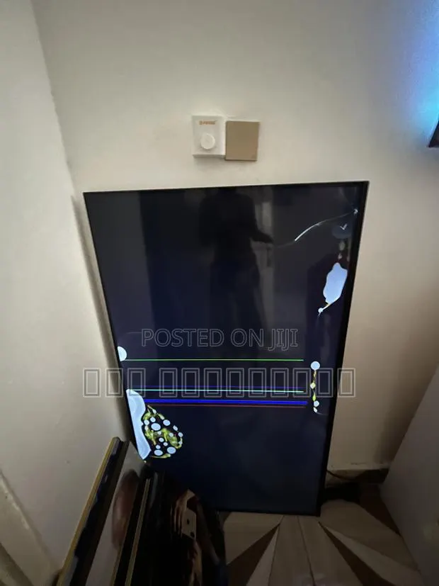 Hisense 60 Inches Cracked · Photo 1