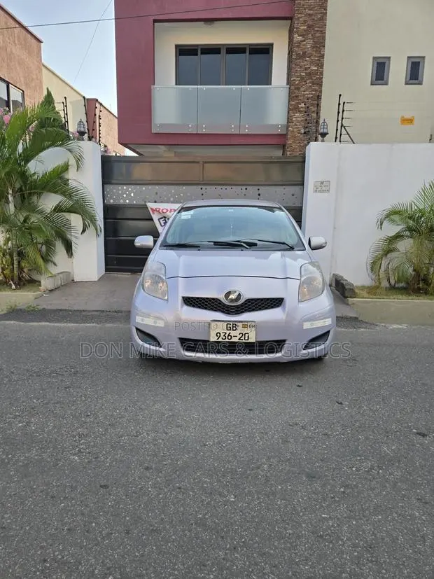 Toyota Vitz 1.3 FWD 5dr 2010 Gray · Photo 1