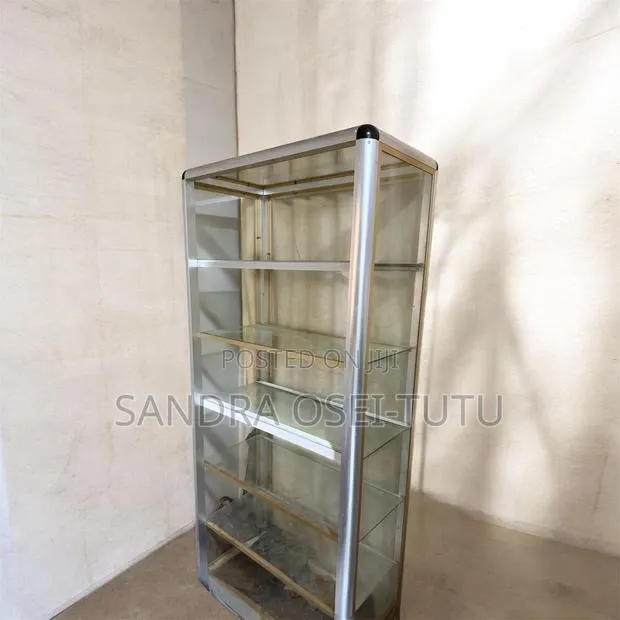 Glass Display Showcase · Photo 1