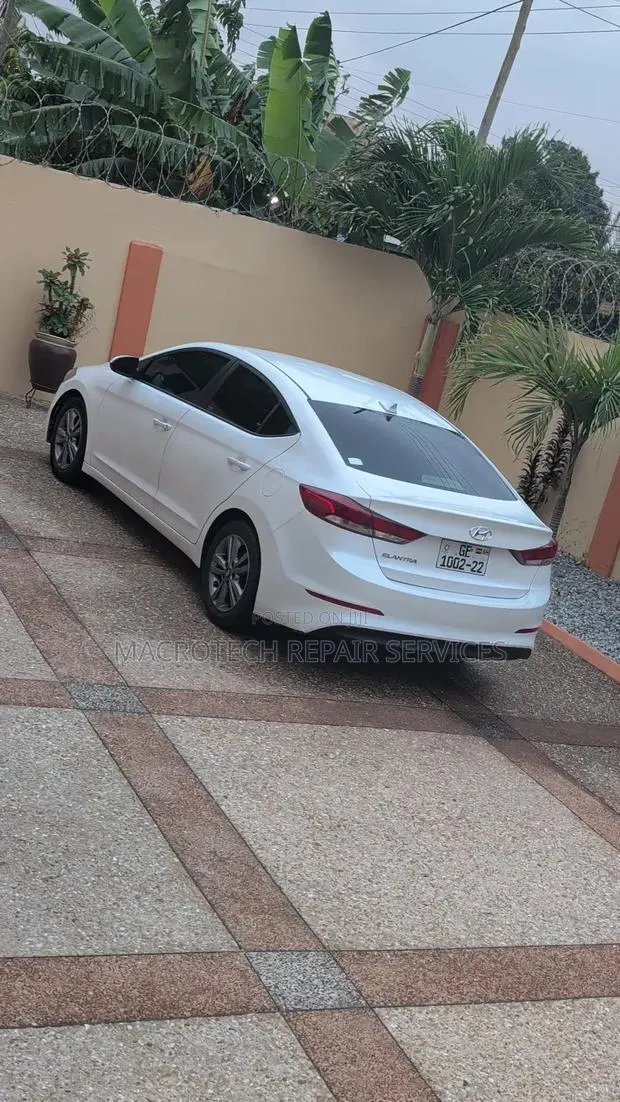 Hyundai Elantra SEL 2018 White · Photo 1