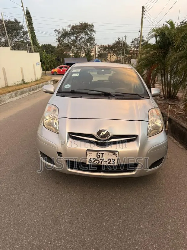 Toyota Vitz 1.0 FWD 3dr 2010 Silver · Photo 1