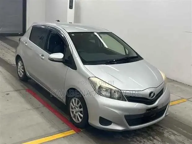 Toyota Vitz 1.3 FWD 5dr 2014 Silver · Photo 1