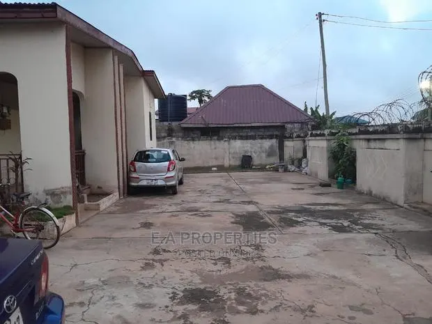 4bdrm House in E a Properties, Papao for Sale · Photo 1
