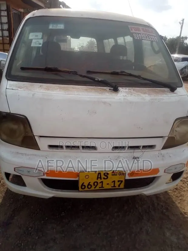 Nissan Caravan (Urvan) 1999 White · Photo 1